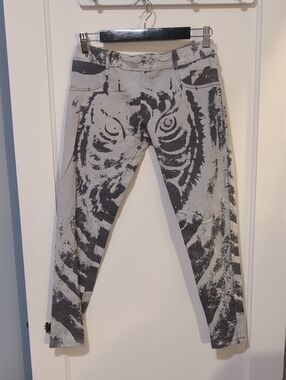 Indah Gray & White Tiger Face Print Leggings